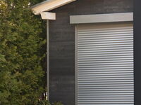 Beispiel eines Vorbaurollladen mit Kastenform eckig in grau